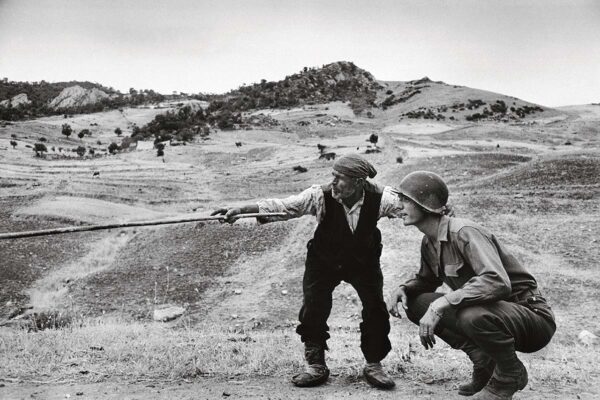 Un contadino indica a un militare americano la strada presa dai tedeschi. Troina, Sicilia